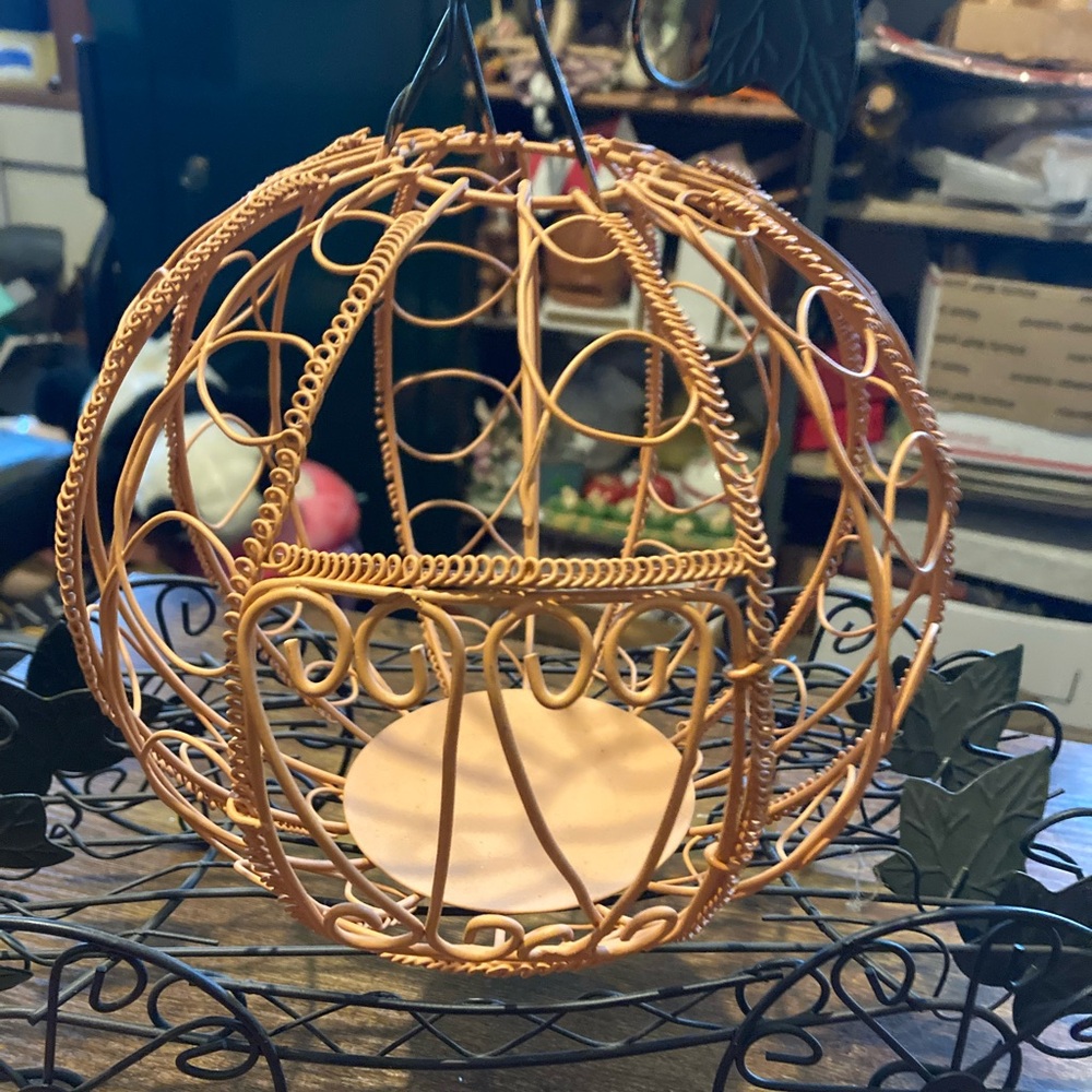 Cinderella pumpkin carriage made of orange and black wire - Picture 2 of 14